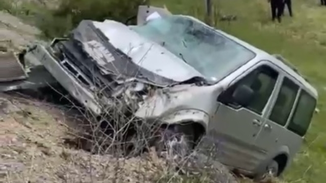 Sivas'ta şarampole devrilen hafif ticari aracın sürücüsü öldü