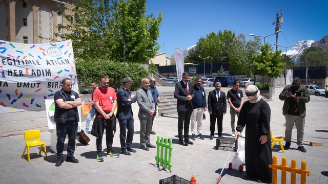 Hakkari Valisi Çelik, "empati parkuru" etkinliğine katıldı