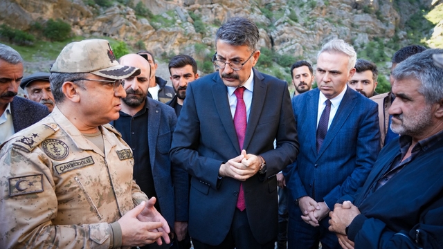 Hakkari Valisi Çelik, derede kaybolan genci arama çalışmalarını inceledi