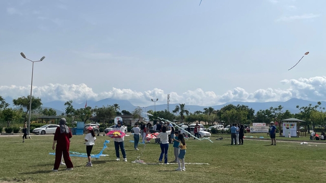 Antalya'da "Aile Yılı" kapsamında uçurtma şenliği ve boyama etkinliği düzenlendi