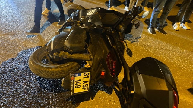 Hatay'da yol kenarındaki konteynere çarpan motosikletin sürücüsü yaralandı