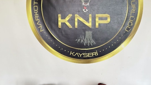 Kayseri'de, kıyafete emdirilmiş 1.4 kilo metamfetamin ele geçirildi; 3 tutuklama