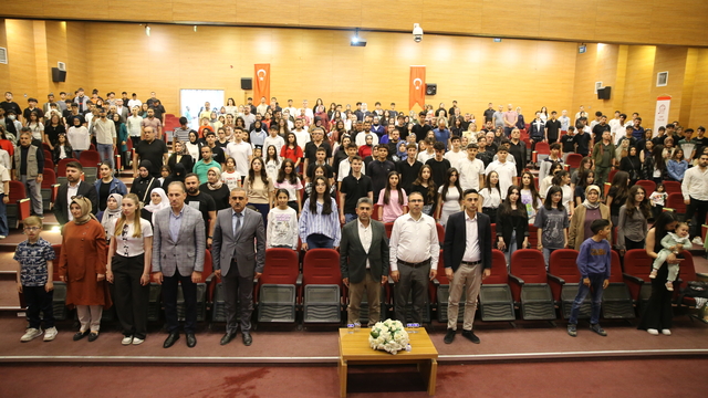 Siirt'te lise öğrencileri şiir ve müzik dinletisi sundu