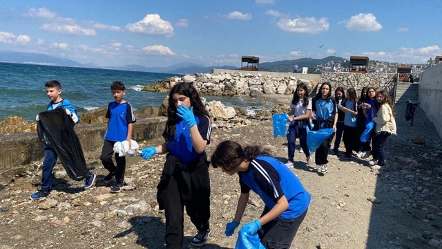 Mudanya'da öğrenciler sahildeki atıkları topladı