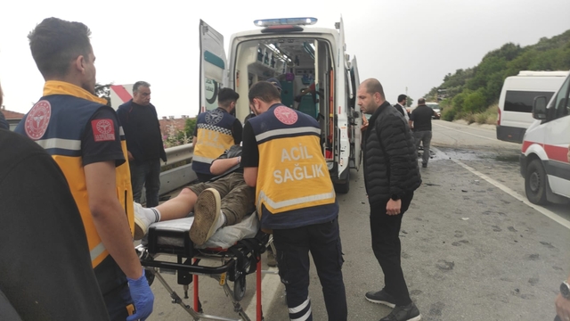 Bursa'da işçileri taşıyan minibüs ile otomobilin çarpıştığı kazada 12 kişi yaralandı