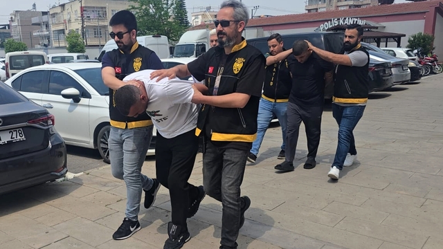 Adana'da 4 araçtan para ve altın çalan 3 zanlı tutuklandı