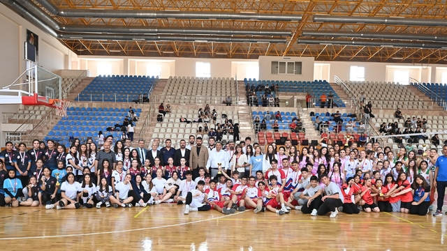 Kumluca'da Okullar Arası Voleybol Turnuvası'nda birinciler belirlendi