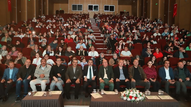 Sivas'ta özel eğitim öğrencileri, şiir dinletisi programı düzenledi