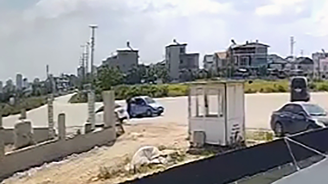 Park halindeki otomobillerden 450 bin lira ve 1000 avro çaldılar