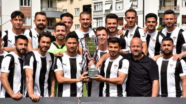 Manisaspor, şampiyonluk kupasını kaldırdı