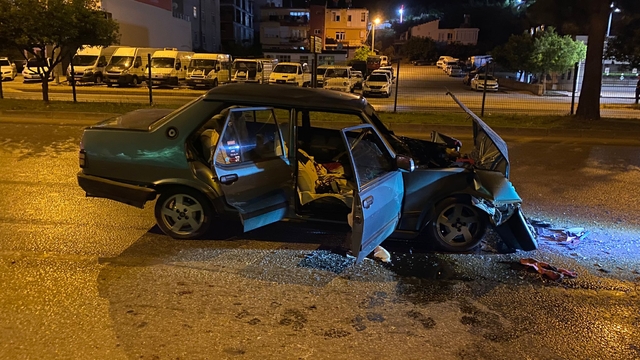 Serik'te otomobili ile tırın çarpıştığı kazada 2 kişi yaralandı