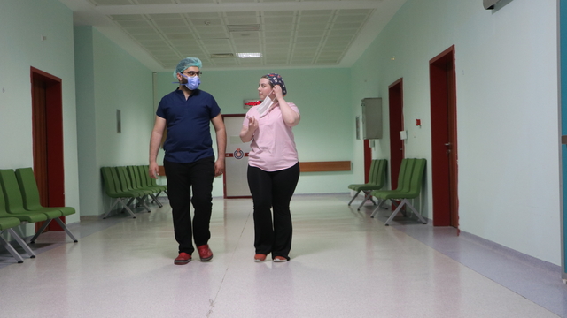 Hemşire çift hastanede ve evde hayatı paylaşıyor