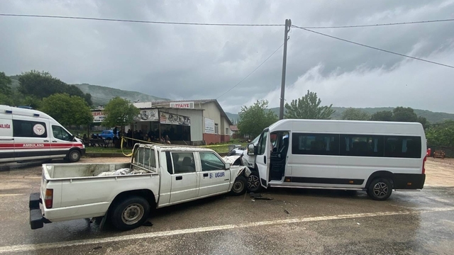 Bursa'da minibüs ile kamyonetin çarpıştığı kazada 1 kişi öldü, 2 kişi yaralandı