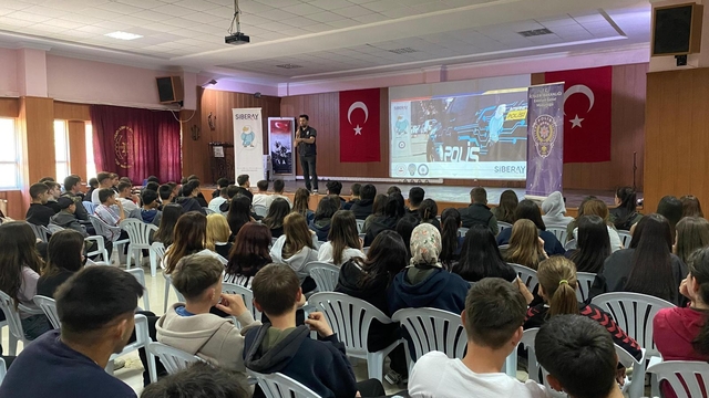 Tekirdağ'da öğrenciler siber suçlara karşı bilgilendiriliyor