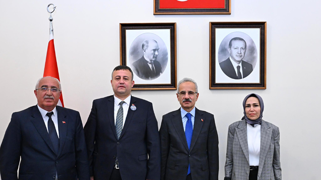 Ulaştırma ve Altyapı Bakanı Uraloğlu, AK Parti heyetini kabul etti