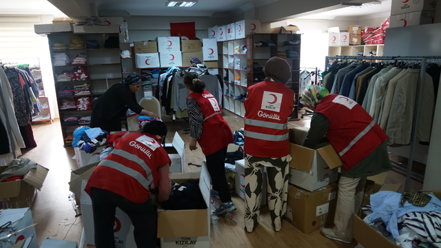 Türk Kızılayı Derneği Polatlı Şubesi'nin Sevgi Butiği'nden 1300 kişi yararlandı