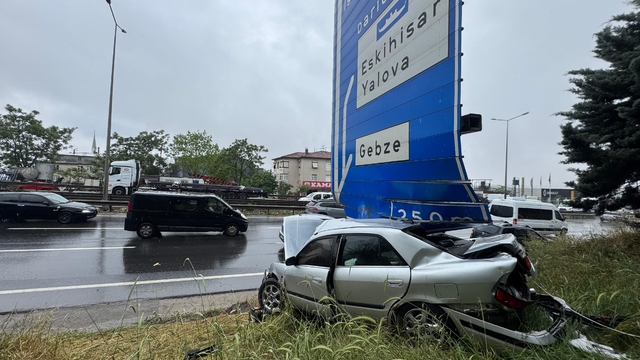D-100 kara yolunun Kocaeli kesiminde trafik levhasına çarpan otomobil ulaşımı aksattı