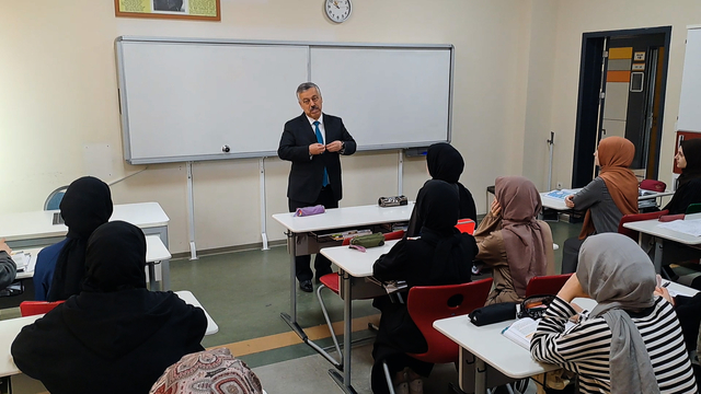 Sakarya'da emekliye ayrılan 41 yıllık eğitimciye duygulandıran veda