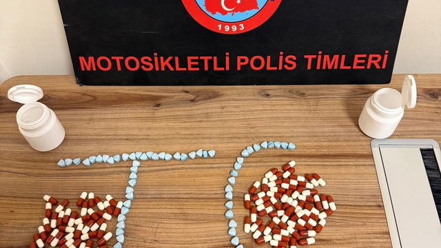 Manisa'da uyuşturucu hapla kaçan 2 şüpheli, kovalamacayla yakalandı