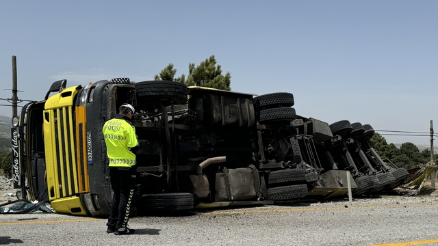 Karaman'da devrilen tırın sürücüsü yaralandı
