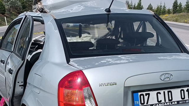 Afyonkarahisar'da tırın dorsesine çarpan otomobildeki 1 kişi öldü, 4 kişi yaralandı