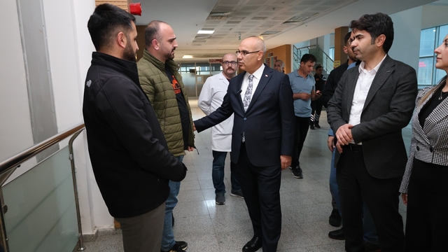 Ağrı Valisi Koç, Ağrı Eğitim ve Araştırma Hastanesi'nde incelemelerde bulundu