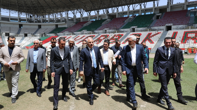 Diyarbakır Valisi Zorluoğlu, zemin çalışmaları süren Diyarbakır Stadı'nda inceleme yaptı: