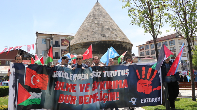 Erzurum'da sağlıkçılar Gazze için yürüdü