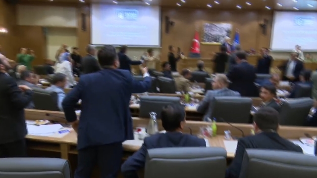 Bursa Büyükşehir Meclisi'nde grup sözcüleri arasında tartışma