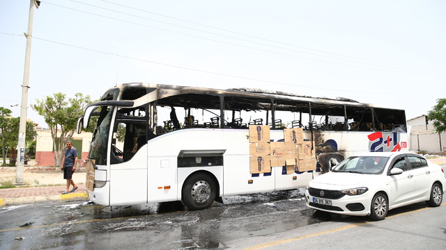 Mersin'de seyir halindeki yolcu otobüsü yandı