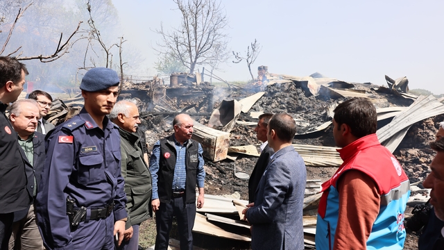 Çorum Valisi Çalgan, 3 evin yandığı Hacıhalil köyünü ziyaret etti: