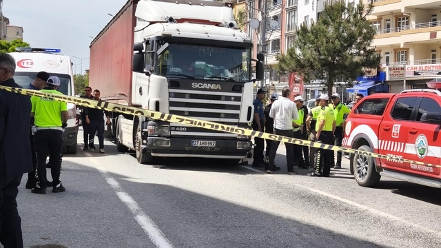 TIR'ın çarptığı yaya öldü