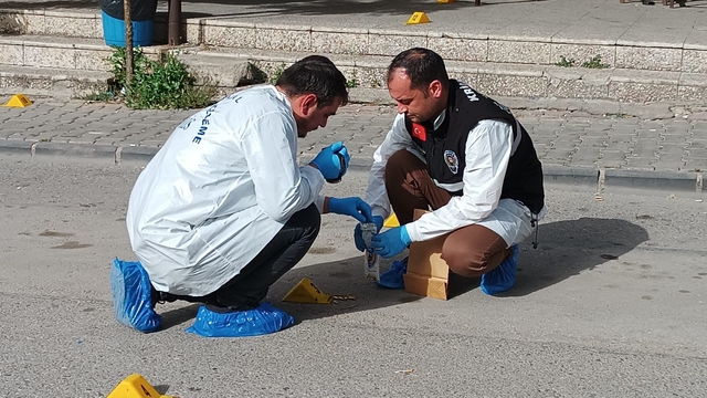 Kahvehane önünde uğradığı silahlı saldırıda öldü