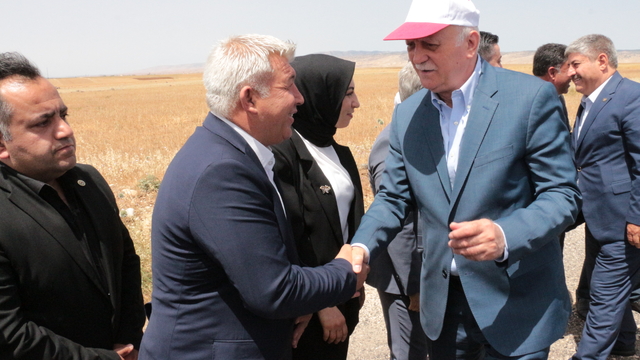 TZOB Genel Başkanı Bayraktar, Şırnak'ta kuraklıktan etkilenen tarlaları inceledi