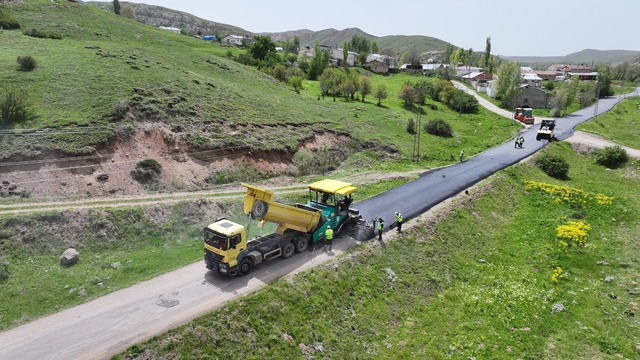 Sivas'ta köy yollarının standardı artıyor
