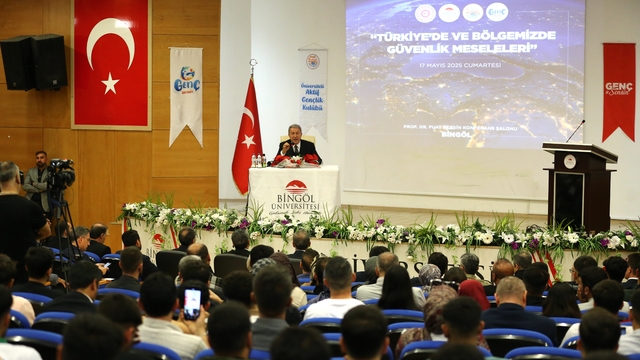 TBMM Milli Savunma Komisyonu Başkanı Akar, Bingöl'de konferansa katıldı: