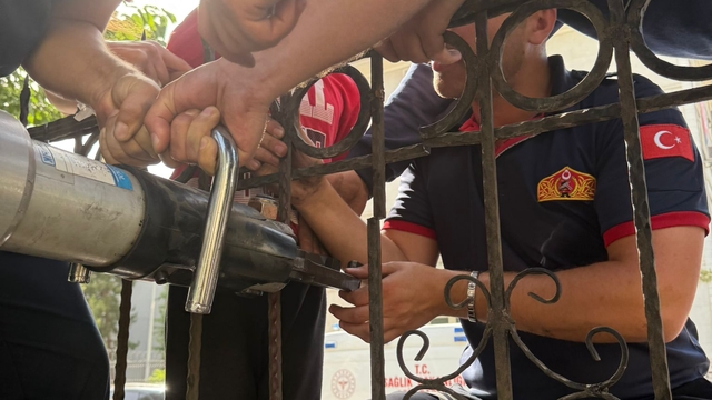 Şırnak'ta eli demir korkuluğa saplanan çocuk kurtarıldı