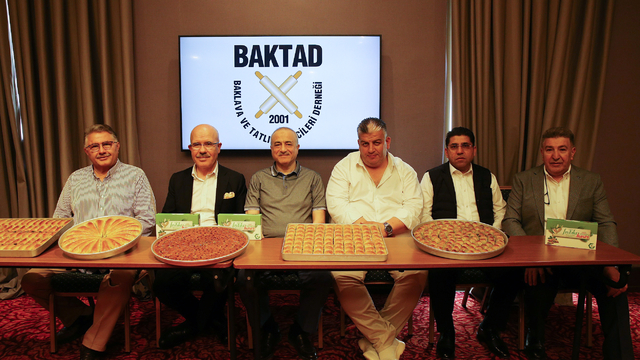 Baklava ve tatlı üreticileri Mersin'de buluştu