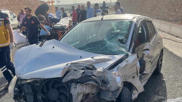 Mardin'de otomobil ile traktör çarpıştı; 3 yaralı