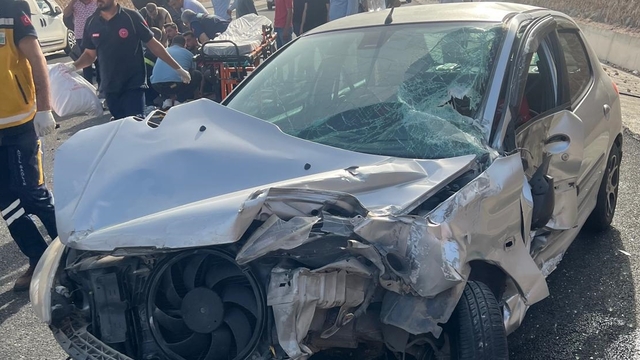 Mardin'de otomobil ile traktörün çarpıştığı kazada 3 kişi yaralandı