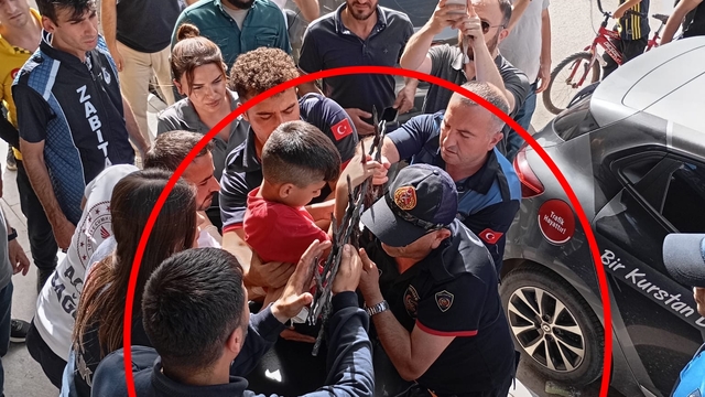 Dut yemek isterken eli korkuluk demirine saplandı