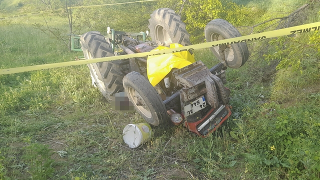 Erzincan'da devrilen traktörün altında kalan sürücü hayatını kaybetti