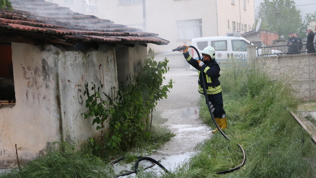 Taşova'da çıkan yangında ahşap ev kullanılamaz hale geldi