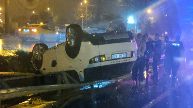 Edirne'de bariyere çarpan otomobildeki 3 kişi yaralandı; kaza kamerada
