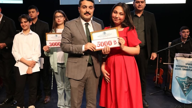 Sivas'ta ses yarışmasında birinci olan öğrenci ödülünü LÖSEV'e bağışladı