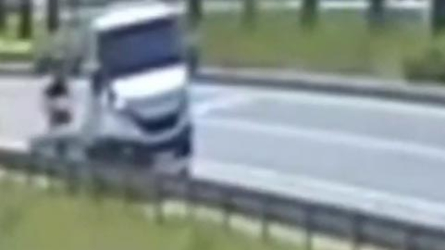 Sürücüsünün geri manevra yaptığı oto kurtarıcıya motosikletin çarptığı kaza kamerada
