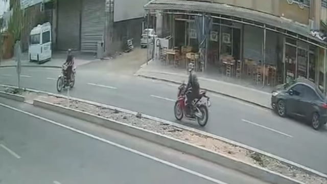 İki sürücünün ağır yaralandığı motosiklet kazası kamerada