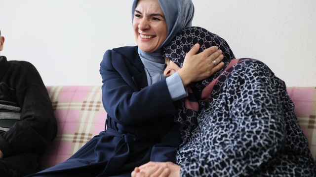 Bakan Göktaş, 70 yıldır evli olan Yılmaz çiftini ziyaret etti