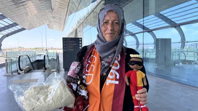 Galatasaraylı kadın çiftçinin ördüğü "Osimhen bebeği" yıldız oyuncuya hediye etme hayali gerçek oluyor