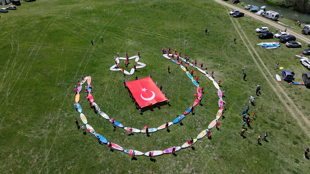 "19 Mayıs" Kayseri'de Zamantı Irmağı'nda kürek çekerek kutlandı